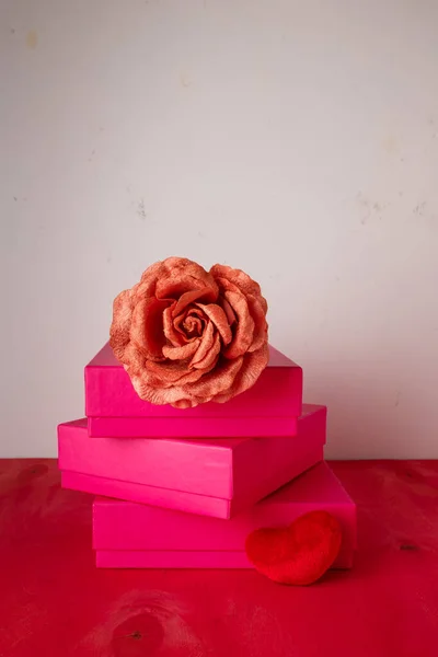 Tři Jasně Růžové Dárkové Krabice Tkanina Růže Květiny Měkké Srdce — Stock fotografie