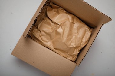 Doğal kağıt paketi, beyaz arka planda bir karton. Çevre dostu, plastik ürün ambalajı yok. Çevreye özen, ekolojiye dikkat