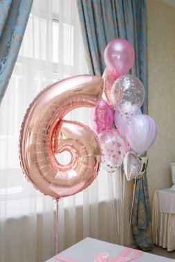 İzmail, Ukrayna. Mayıs 2022. 6 numaralı balon, pembe beyaz ve gümüş balonlar. Altı yaşındaki kızlar için büyük bir doğum günü hediyesi.