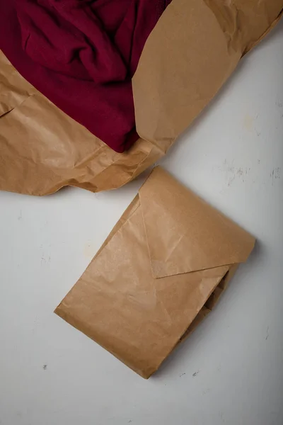 Bourgogne Katoenen Hoodie Natuurlijke Papieren Verpakking Witte Achtergrond Milieuvriendelijke Verpakking — Stockfoto