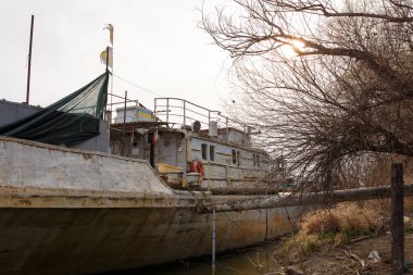 Rusty Harapidated House Boat, İngiltere 'nin Devon şehrinde, Instow ile Westwood Ho arasındaki Tarka Patikası' nda ve Güney Batı Yakası Yolu 'ndaki Torridge Estuary Nehri' nde demirli.