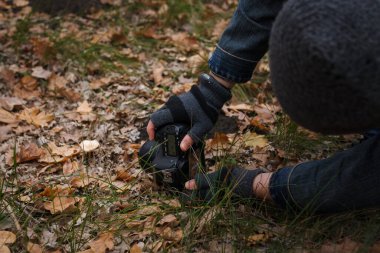 İzmail, Ukrayna. Ekim 2020. Fotoğraf makinesi ve fener kullanarak ormanda küçük mantarların fotoğrafını çeken tanınmamış bir adam. Makro dünya fotoğrafçılığı, doğa manzarası.