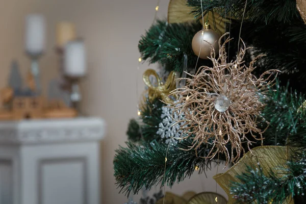 Vrolijk Kerstfeest Sparren Takken Versierd Met Kerstballen Boog Beschilderde Glimmende — Stockfoto