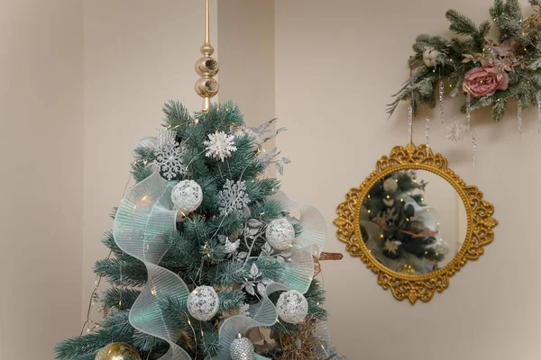 Top Van Versierde Kerstboom Met Witte Kerstballen Mooie Gouden Spiegel — Stockfoto