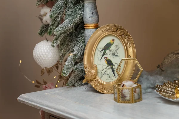 ウクライナのイズメール 2020年12月 雪のモミの枝を持つクリスマスの食器棚 白い泡と鳥の絵と黄金のフレーム — ストック写真