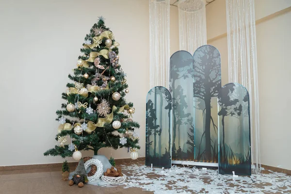 Hermoso Árbol Navidad Decorado Con Bolas Plata Oro Elementos Decorativos —  Fotos de Stock