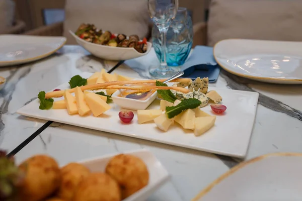 Placa Queso Con Surtido Quesos Menta Verde Fresca Miel Uvas —  Fotos de Stock