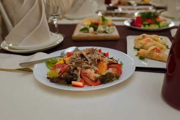 Mesa Festiva Con Aperitivos Ensalada Carne Verduras Panqueques Con Caviar —  Fotos de Stock