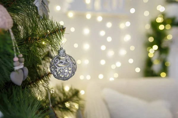 Ezüst Csecsebecse Fenyő Koszorúslámpák Bokeh Háttérben Gyönyörű Karácsonyi Díszített Belső — Stock Fotó