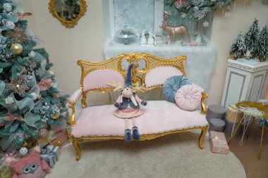 İzmail, Ukrayna. Aralık 2020. Mutlu Noeller dekore edilmiş oda. Köknar ağacı, pembe kanepe, tahta oyuncaklar, buzlu güller. Paketlenmiş hediyeler