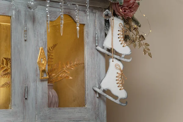 モミの枝 自転車や雪のバラで飾られた食器棚にぶら下がっている木製のスケートおもちゃ メリー クリスマスの装飾要素 — ストック写真