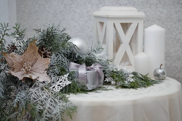 Gyönyörű Karácsonyi Dekorációk Fehér Baubles Fenyő Ágak Lámpás Gyertyák Fehér — Stock Fotó