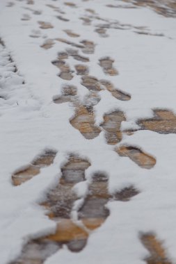 Karlı yolda bazı insan ayak sesleri, kışın buzlu hava