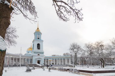 İzmail, Ukrayna. Şubat 2022. Kış şehri manzarası ve Orhtodoks Saint-Pokrov katedrali kilisesi. Güzel tarihi mimari