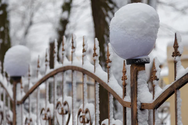 Cerca Metálica Cerca Com Detalhes Forma Coração Coberto Com Neve — Fotografia de Stock