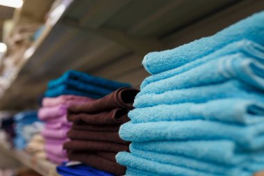 Süpermarket rafındaki mutfak havlularının yakın plan çekimleri.