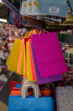 İzmail, Ukrayna. Şubat 2022. Süpermarkette ya da alışveriş merkezinde doğum günü hediyeleri için parlak mor ve sarı kağıt poşetler..