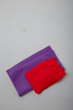 iki parça mor ve kırmızı dikiş için keçe ve beyaz arka plan, kumaş ve el işi