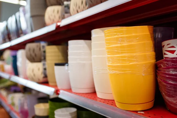 Vasos Flores Plástico Diferentes Prateleira Supermercado Fila Vasos Plantas Loja — Fotografia de Stock