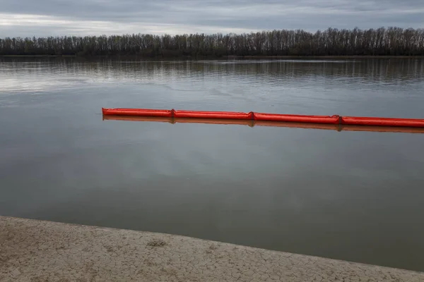 Сдерживающий Бум Водозащитный Барьер Плотина Поверхности Реки Оранжевый Заграждение Поглощающее — стоковое фото