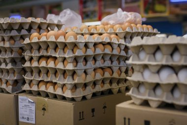 Paskalya indirimi: markette ya da süpermarkette kağıt kutularda tavuk yumurtası. Market toptancılığı..