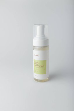 İzmail, Ukrayna. Mart 2022. IUNIK Centella baloncuk temizleyici köpük şişesi beyaz arka planda. Kore yüz bakımı kozmetik ürünleri