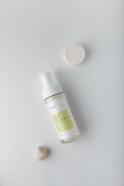 İzmail, Ukrayna. Mart 2022. IUNIK Centella baloncuk temizleyici köpük şişesi beyaz arka planda. Kore yüz bakımı kozmetik ürünleri