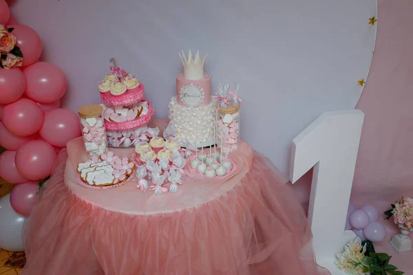 Pastel Cumpleaños Femenino Postre Rosa Con Forma Corona Masilla Flores — Foto de Stock