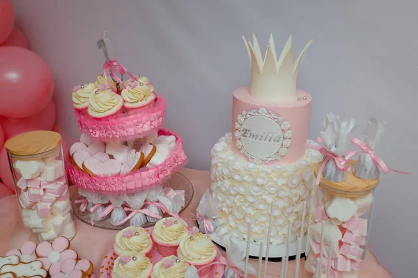 女孩的生日蛋糕 粉红甜点 乳酪冠形状 白色奶油玫瑰花 题名艾米莉亚 糖果吧 棉花糖 — 图库照片