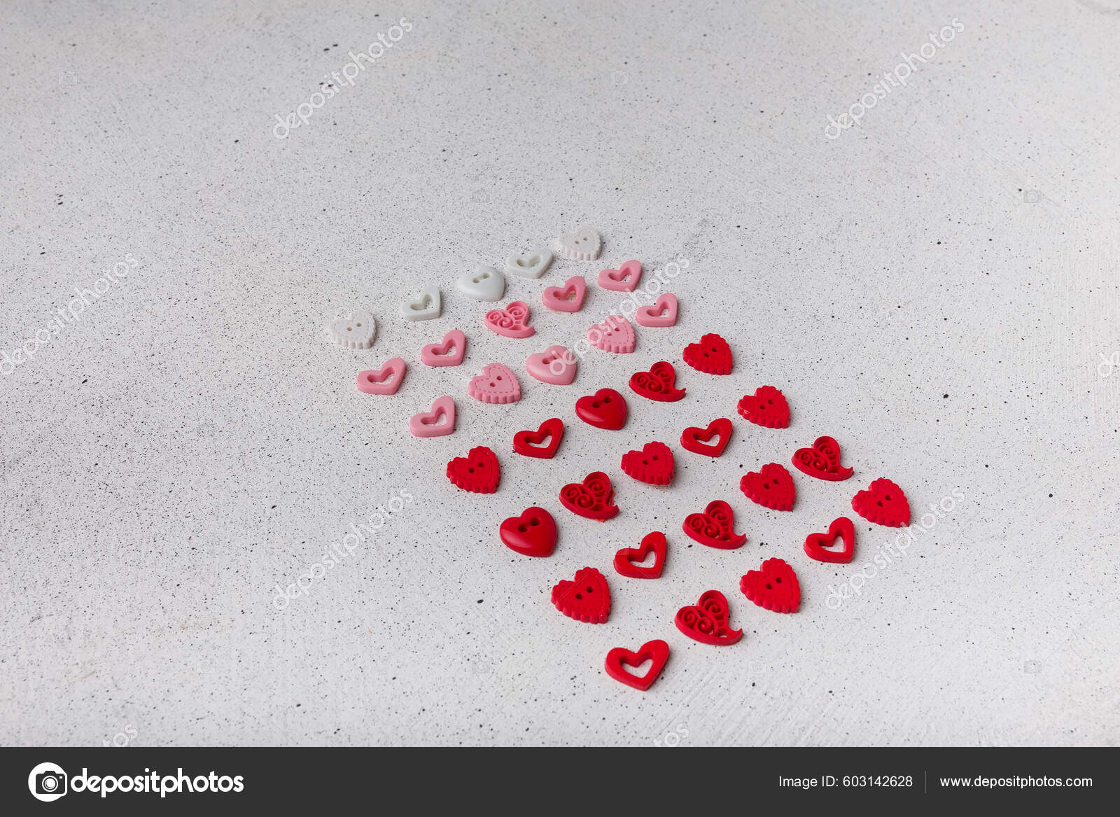 一套红色粉色和白色装饰心形按钮白色背景手工制作等装饰细节——图库图片© ElenaSeiryk #603142628, image size:1600x1167