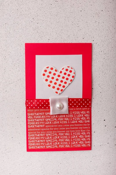 2月14日バレンタインデー白い背景にリボンにハートとビーズの赤いポストカード — ストック写真