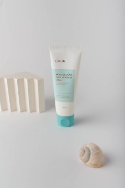 İzmail, Ukrayna. Mart 2022. IUNIK Beta-glucan günlük nemlendirici krem, parlatıcı ve kırışıklık giderici. Yüz derisi Kore kozmetik ürünleri. Beyaz tüp