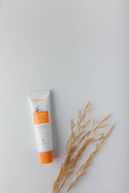 İzmail, Ukrayna. Mart 2022. ISTREE C-niasin tonlama kremi. Deniz dikenli meyve özü ve vitaminlerle parlayan cilt.