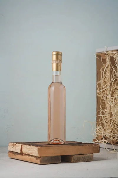 250 Бутылка Розового Вина Пустой Этикеткой Коробка Деревянными Стружками Декоративный — стоковое фото