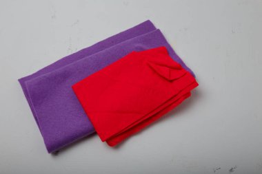 iki parça mor ve kırmızı dikiş için keçe ve beyaz arka plan, kumaş ve el işi