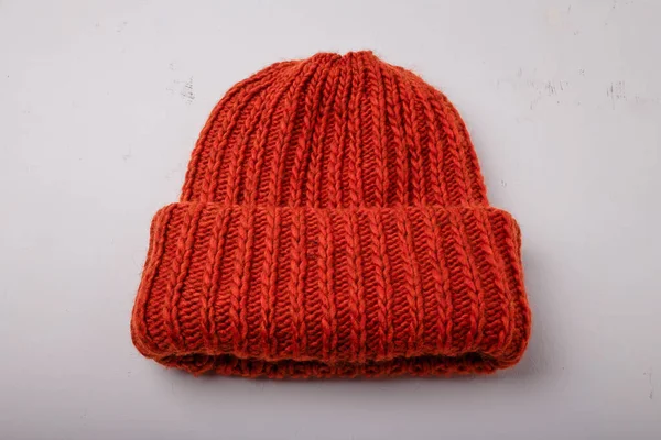 Sombrero Rojo Cálido Gorra Tejida Con Patrón Trenza Sobre Fondo —  Fotos de Stock