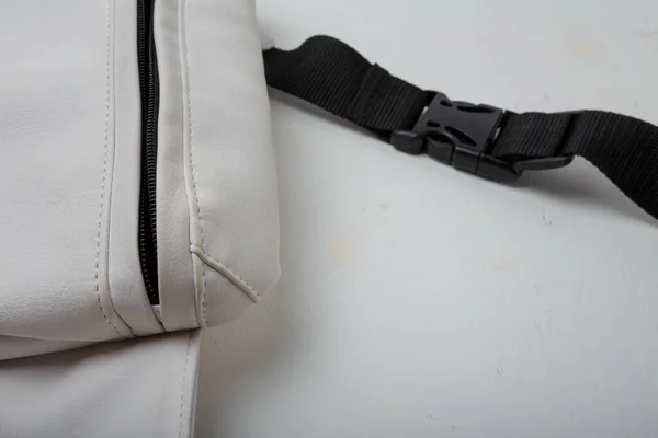 Bolso Cintura Cuero Ecológico Con Cremallera Negra Sobre Fondo Blanco —  Fotos de Stock