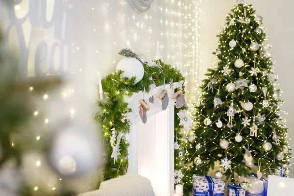 아름다운 전나무 알뿌리와 화환으로 장식된 벽난로 크리스마스 — 스톡 사진