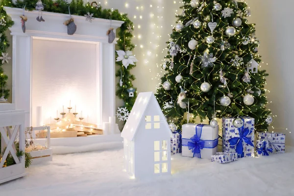 장식용 벽난로에 나무를 크리스마스 전시된 상자에는 가랑을 포장했다 — 스톡 사진