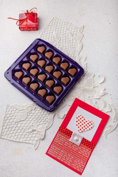 Caixa Violeta Chocolates Forma Coração Cartão Postal Vela Vermelha Fundo Imagem De Stock