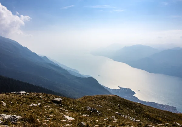 Lac de Garde dans les Alpes — Photo