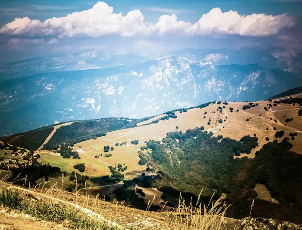 Italienische Alpen in den Wolken — Stockfoto