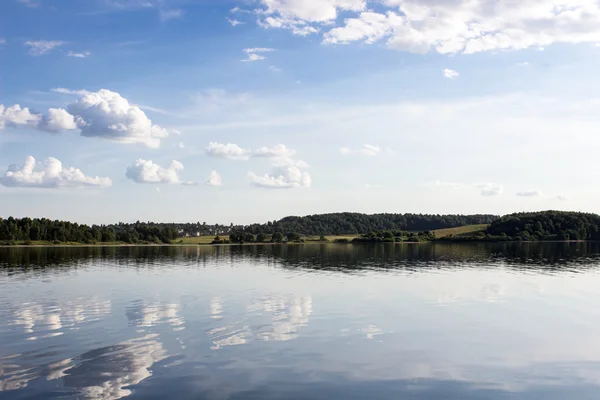湖に反映雲 — ストック写真