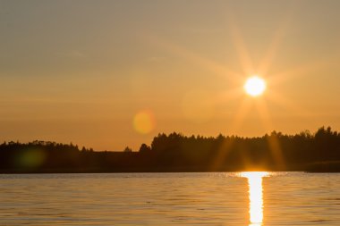 Gölün üzerinde gün batımı