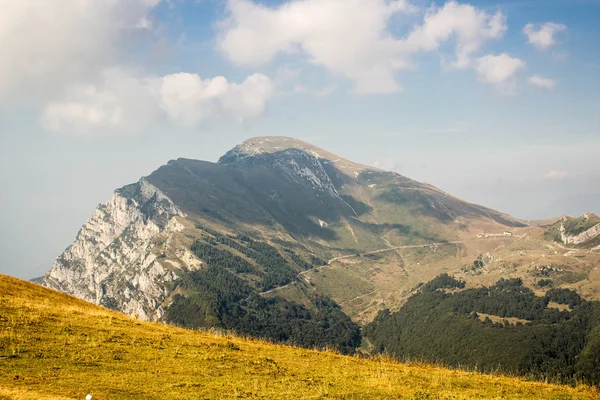 Italienska Alperna i molnen — Stockfoto