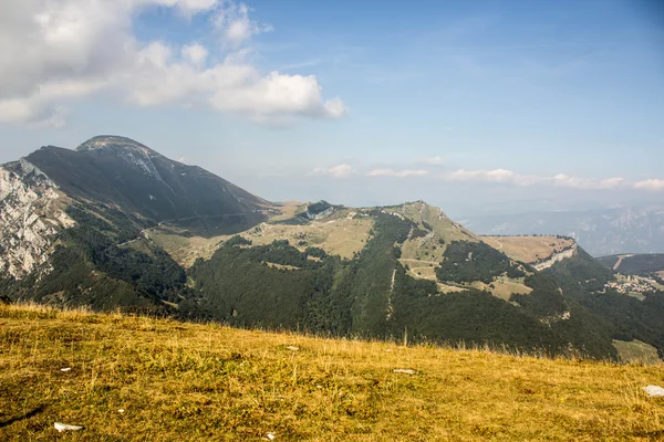 Italienische Alpen in den Wolken — Stockfoto