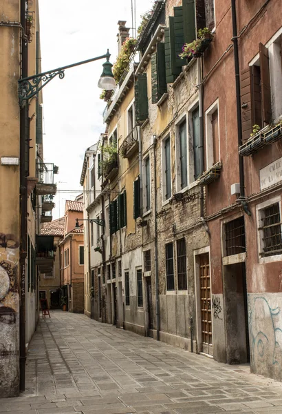 Narrow street in Venice — Stock Photo, Image