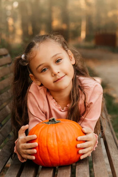 Uma Menina Alegre Tem Uma Abóbora Laranja Parque Outono Adereços — Fotografia de Stock