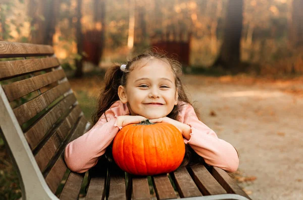소녀는 가을에 공원에 오렌지 호박을 다닌다 핼러윈 — 스톡 사진