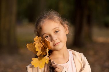 Sonbaharda parkta güzel bir kızın portresi.